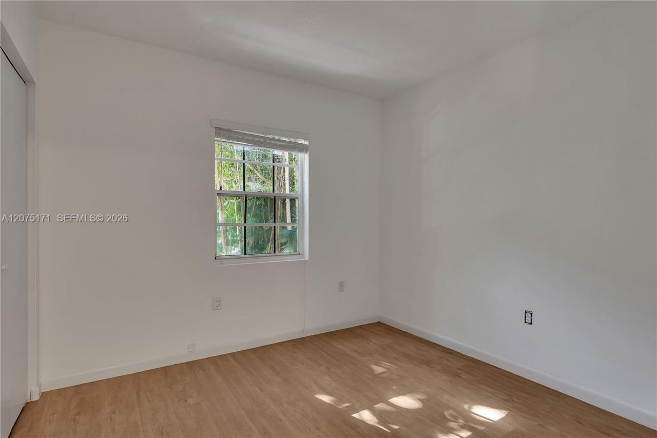 2560 S Tigertail Ave , Unit 10, Miami, FL 33133 Photo
