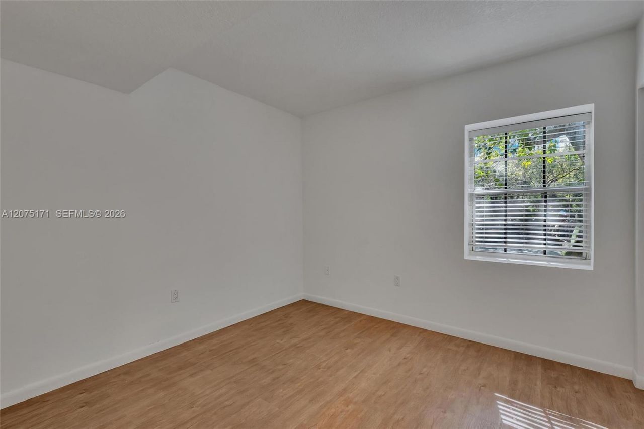 2560 S Tigertail Ave , Unit 10, Miami, FL 33133 Photo