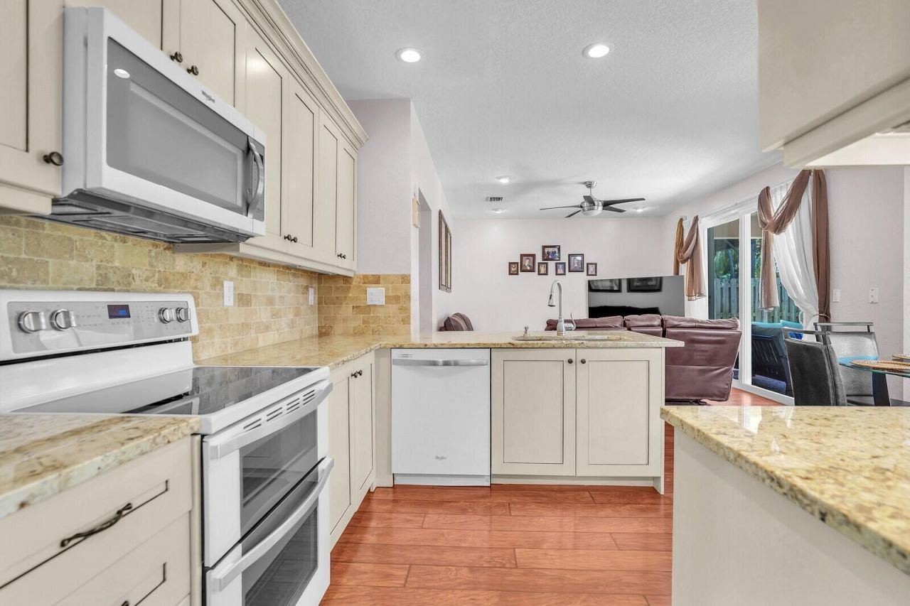 317 E Garden Cove Circle, Davie, FL 33325 Photo