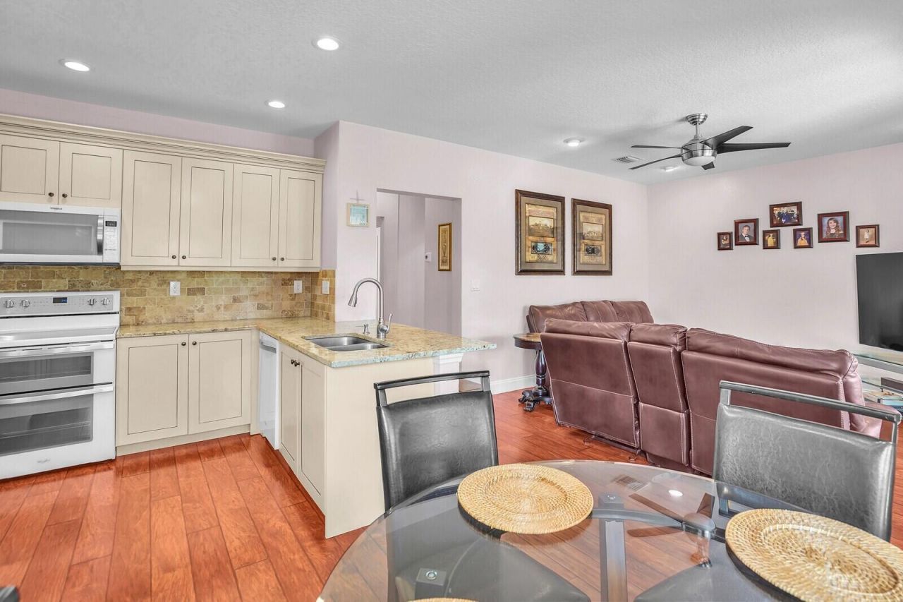 317 E Garden Cove Circle, Davie, FL 33325 Photo