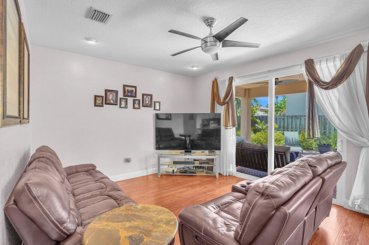 317 E Garden Cove Circle, Davie, FL 33325 Photo