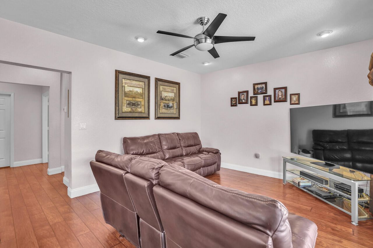 317 E Garden Cove Circle, Davie, FL 33325 Photo