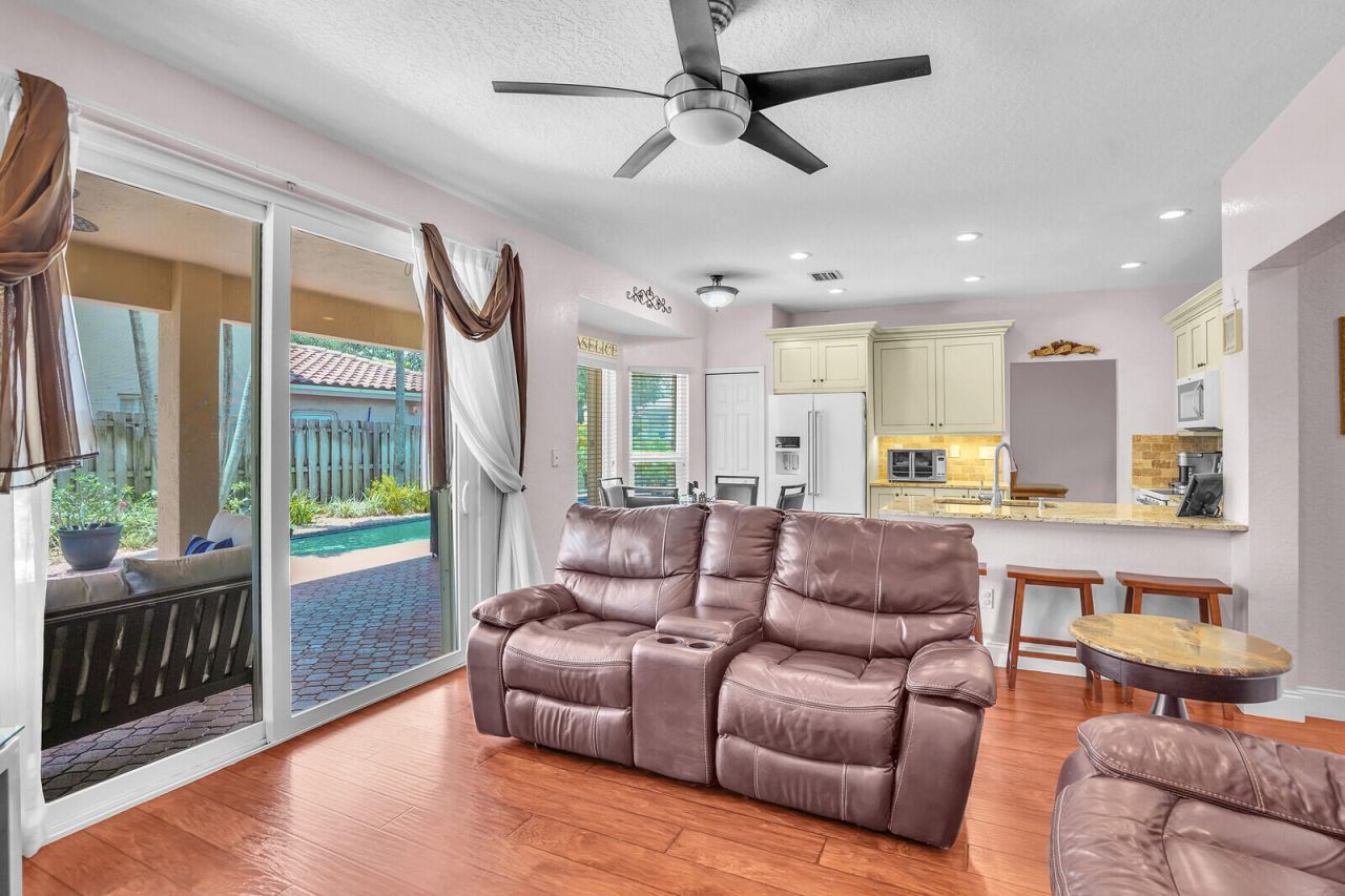 317 E Garden Cove Circle, Davie, FL 33325 Photo