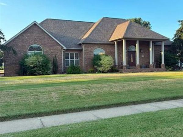 614 Laurelwood Avenue , Sikeston, MO 63801