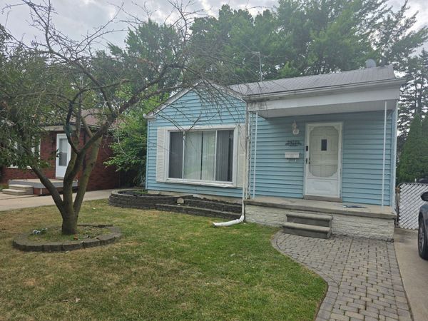 24725 Saxony Avenue, Eastpointe, MI 48021