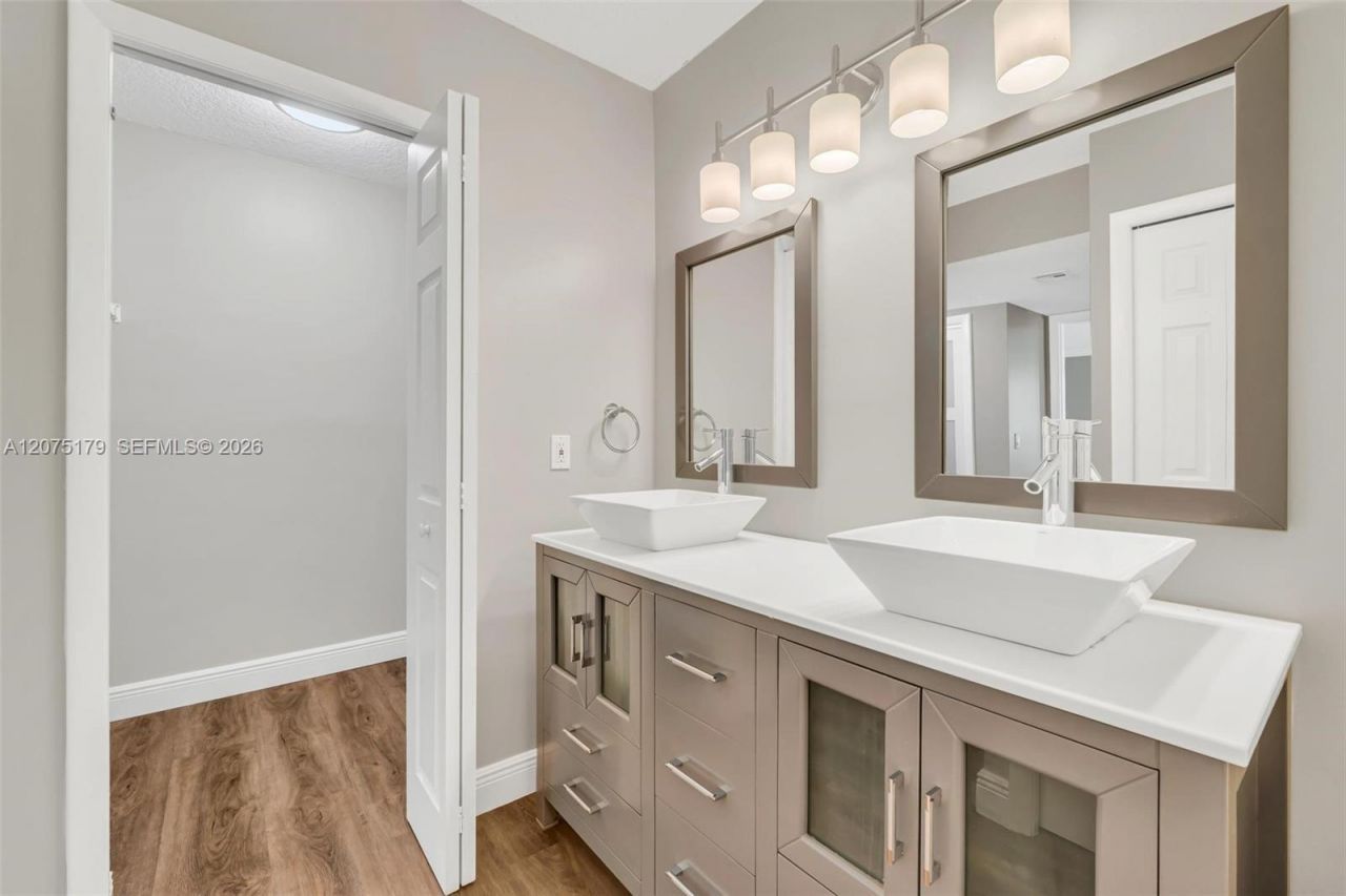 402 Lakeview Dr , Unit 201, Weston, FL 33326 Photo