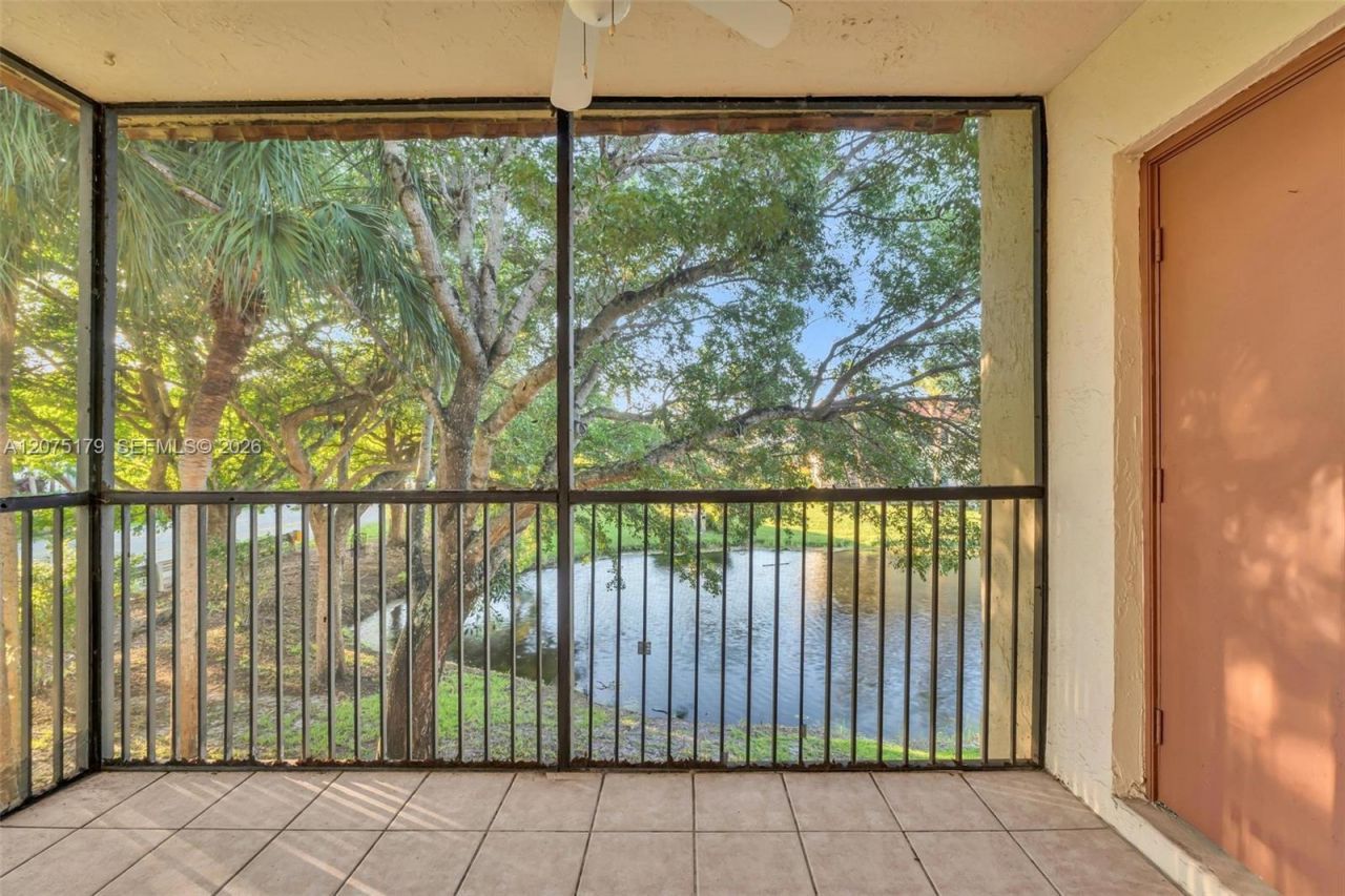 402 Lakeview Dr , Unit 201, Weston, FL 33326 Photo