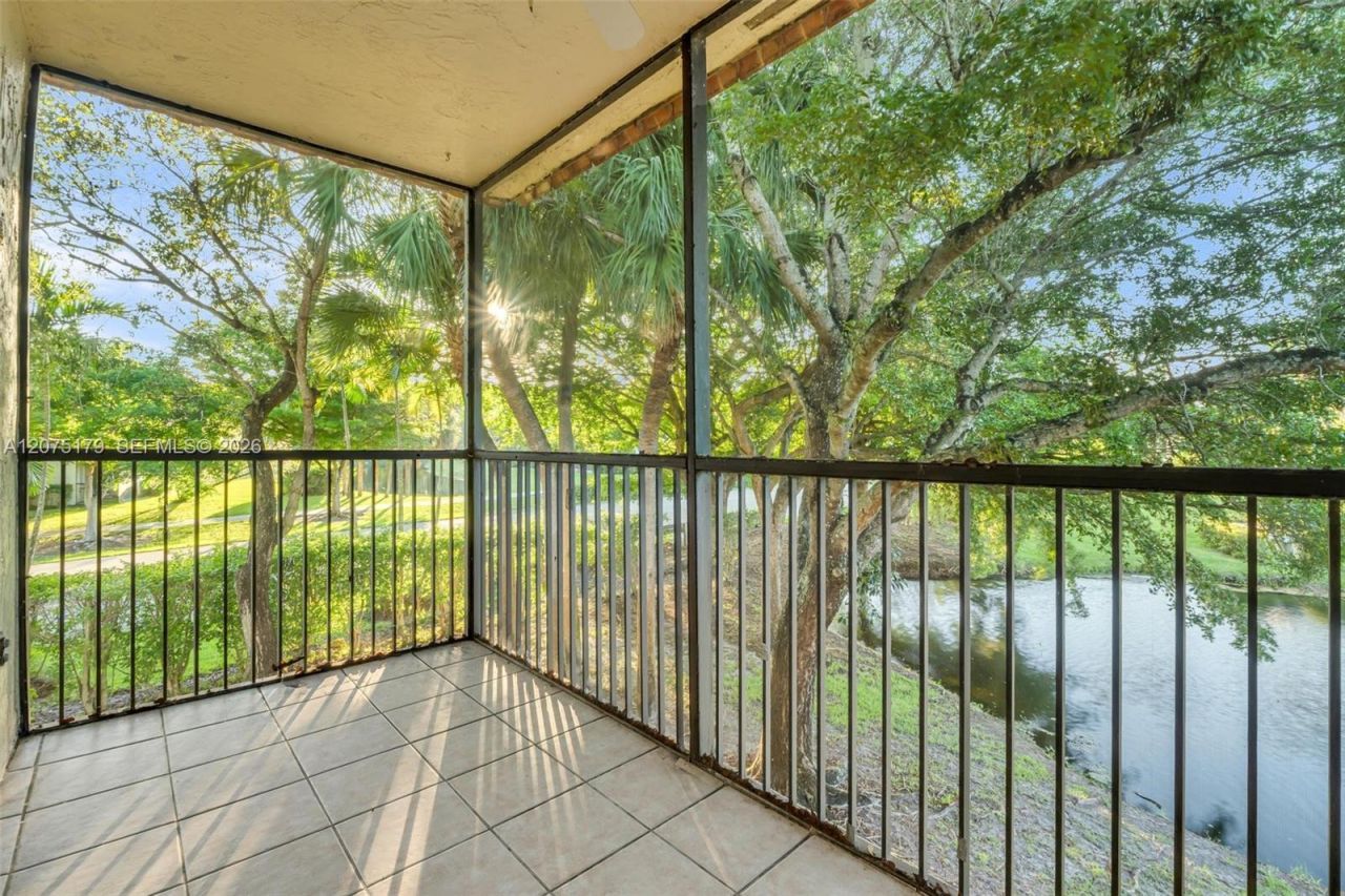 402 Lakeview Dr , Unit 201, Weston, FL 33326 Photo