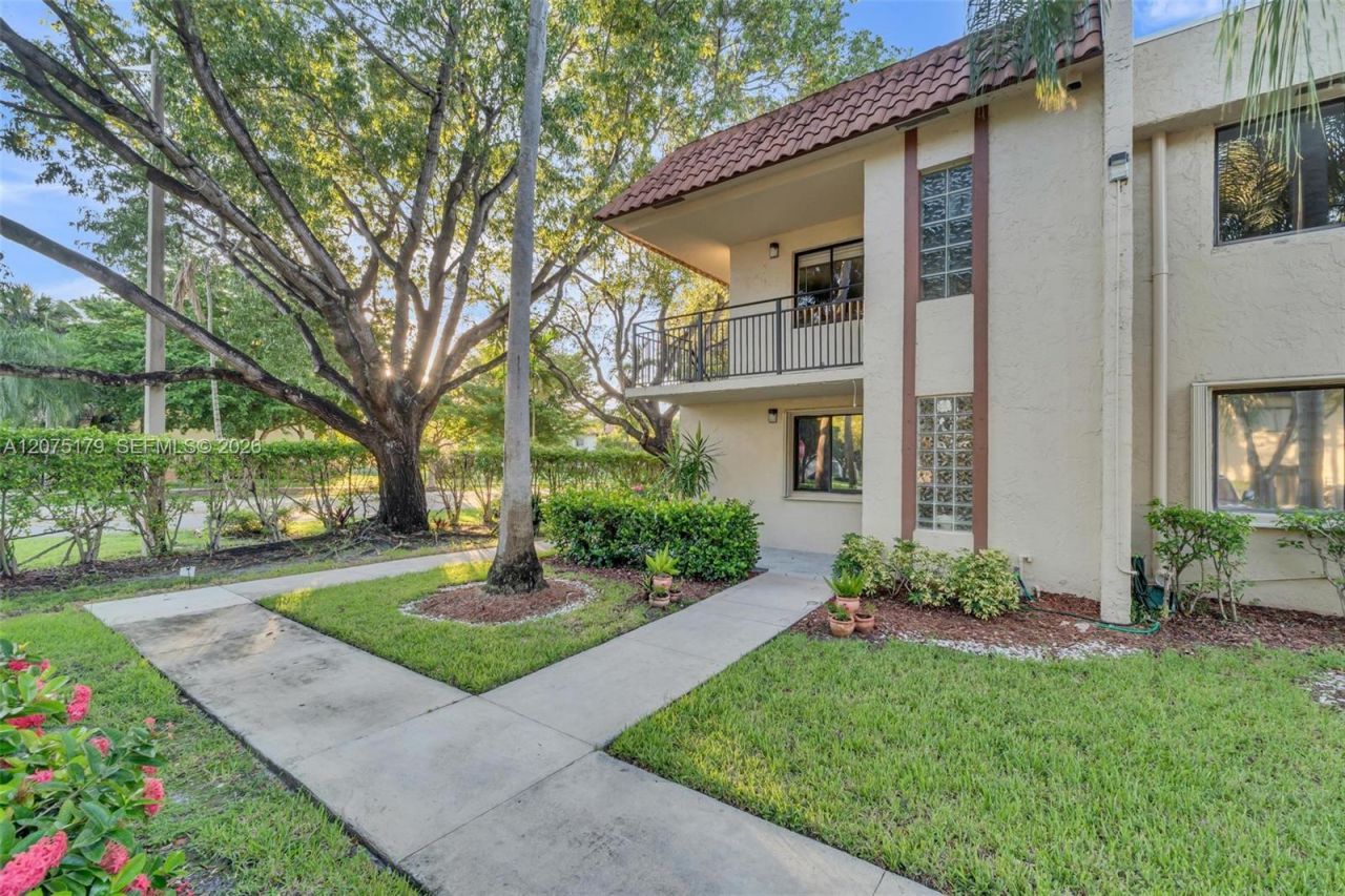 402 Lakeview Dr , Unit 201, Weston, FL 33326 Photo