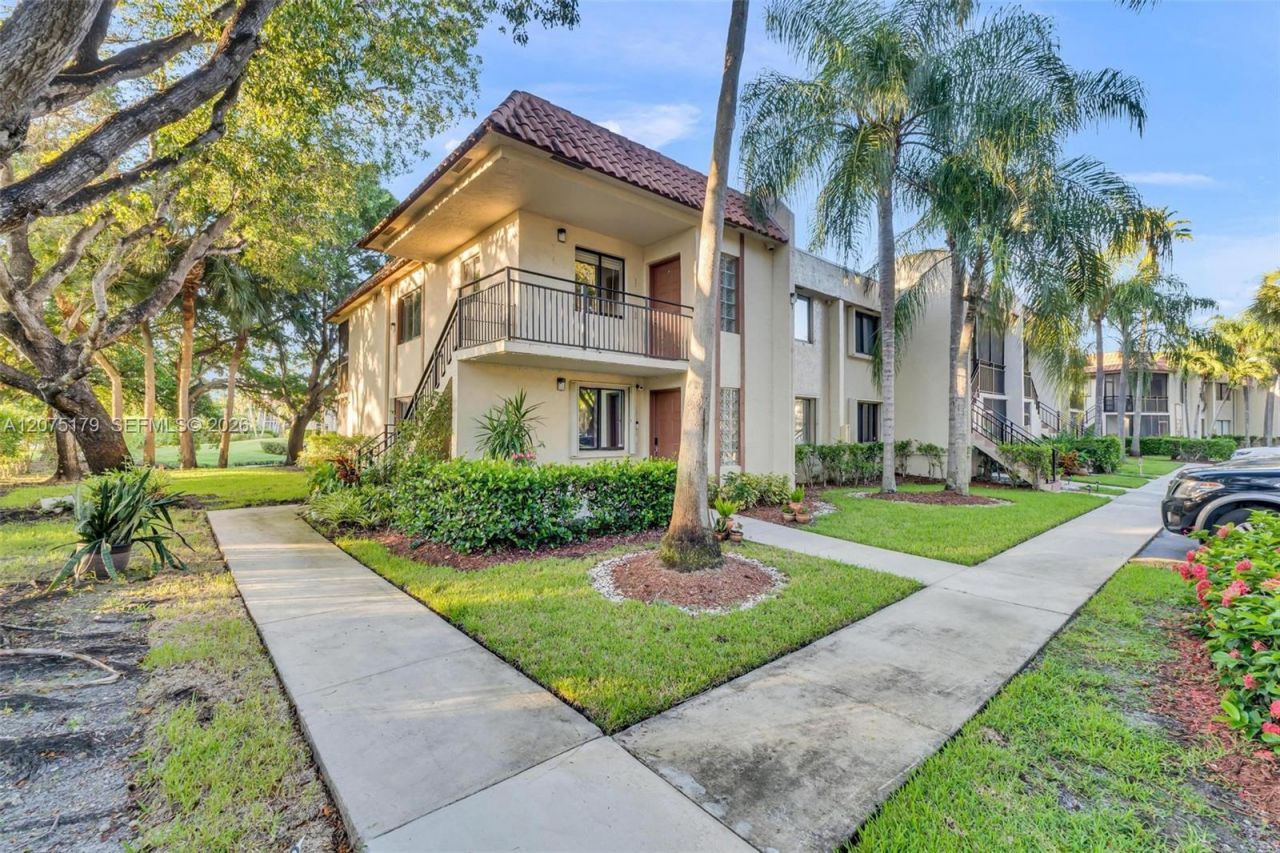 402 Lakeview Dr , Unit 201, Weston, FL 33326 Photo