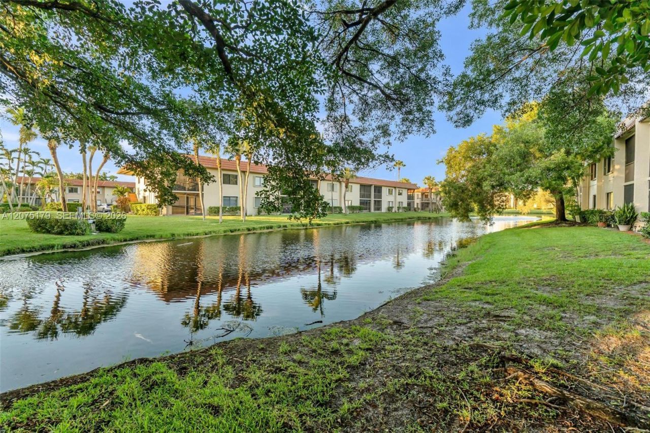402 Lakeview Dr , Unit 201, Weston, FL 33326 Photo