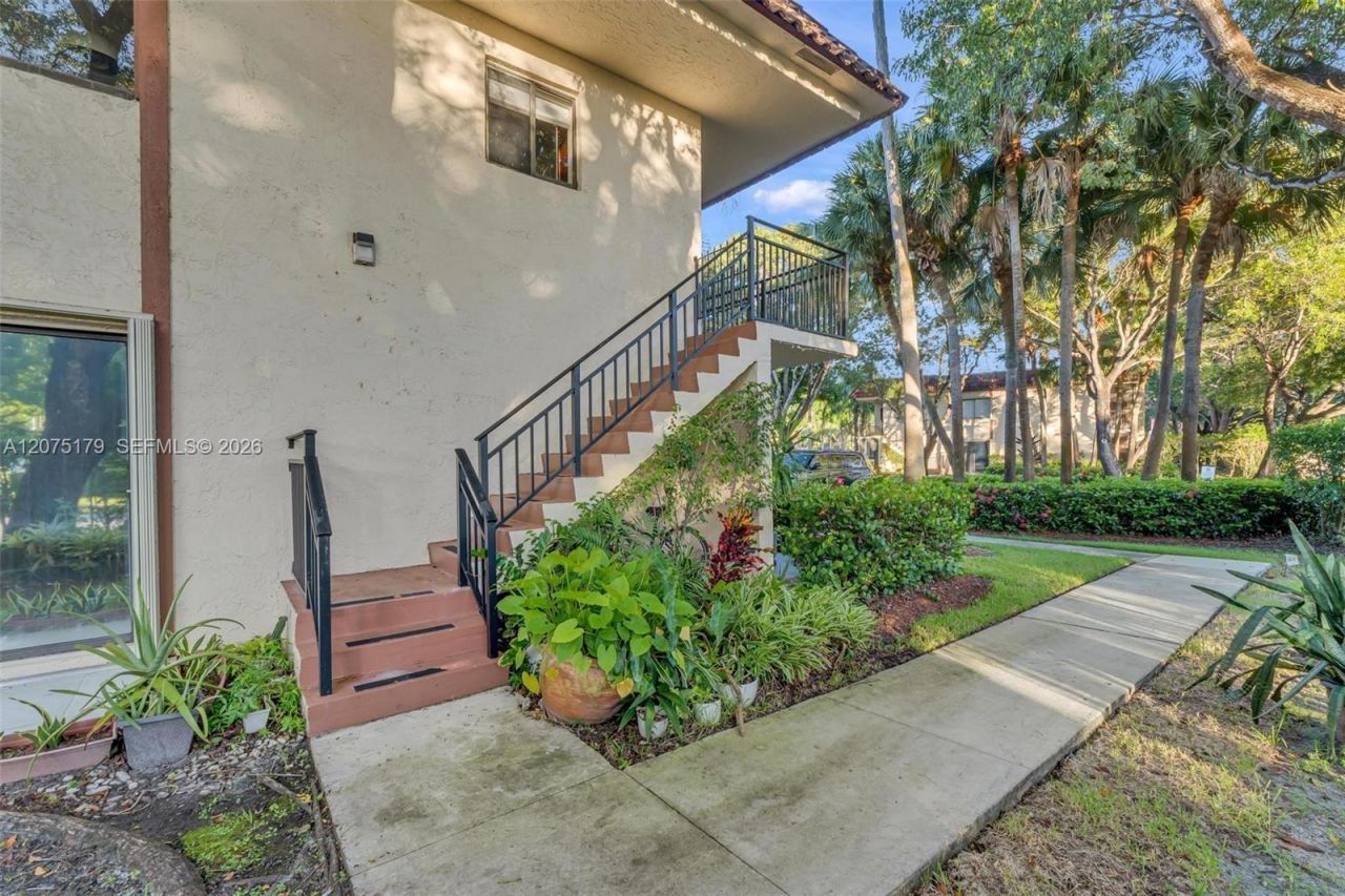 402 Lakeview Dr , Unit 201, Weston, FL 33326 Photo