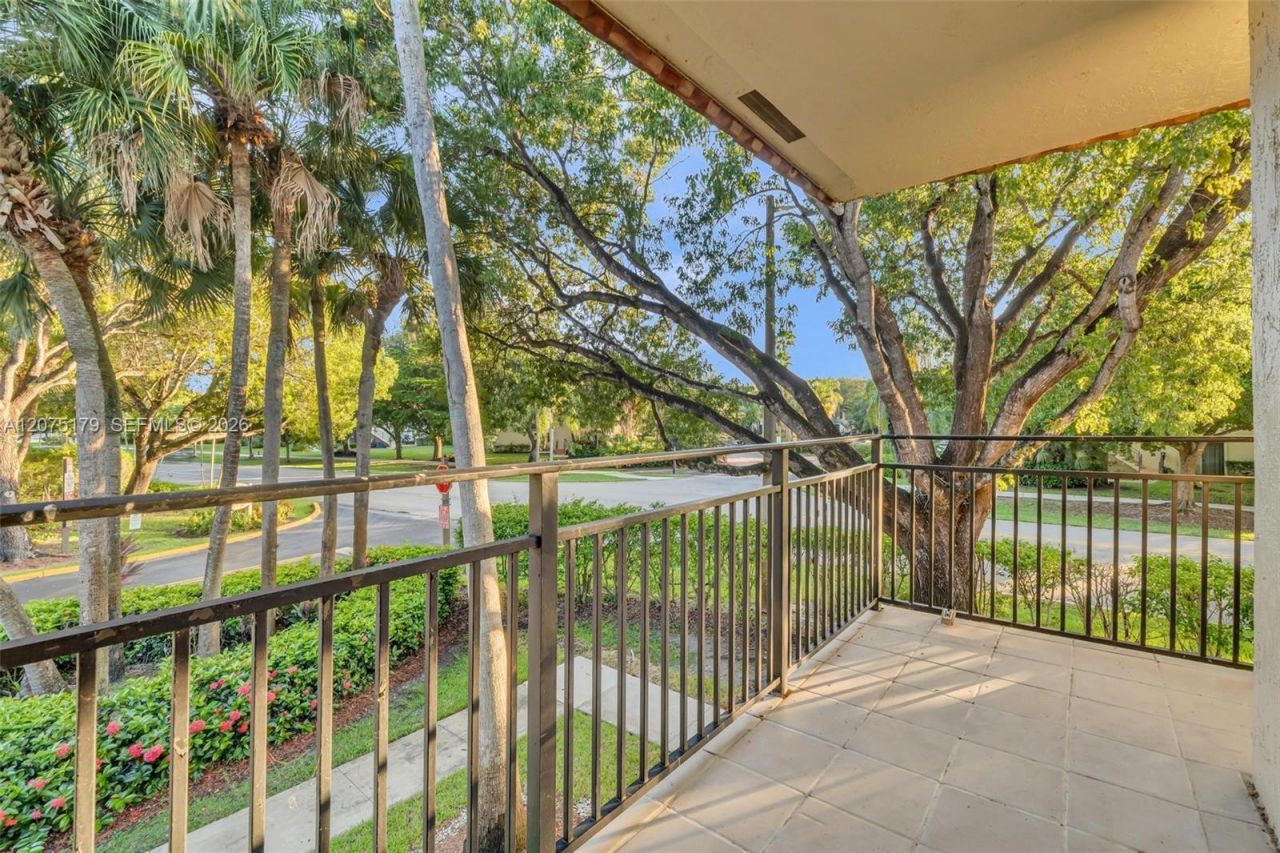 402 Lakeview Dr , Unit 201, Weston, FL 33326 Photo