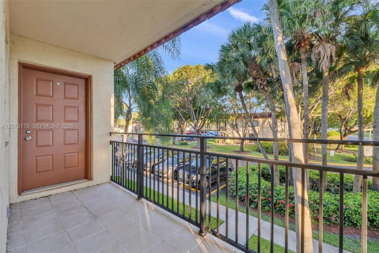 402 Lakeview Dr , Unit 201, Weston, FL 33326 Photo