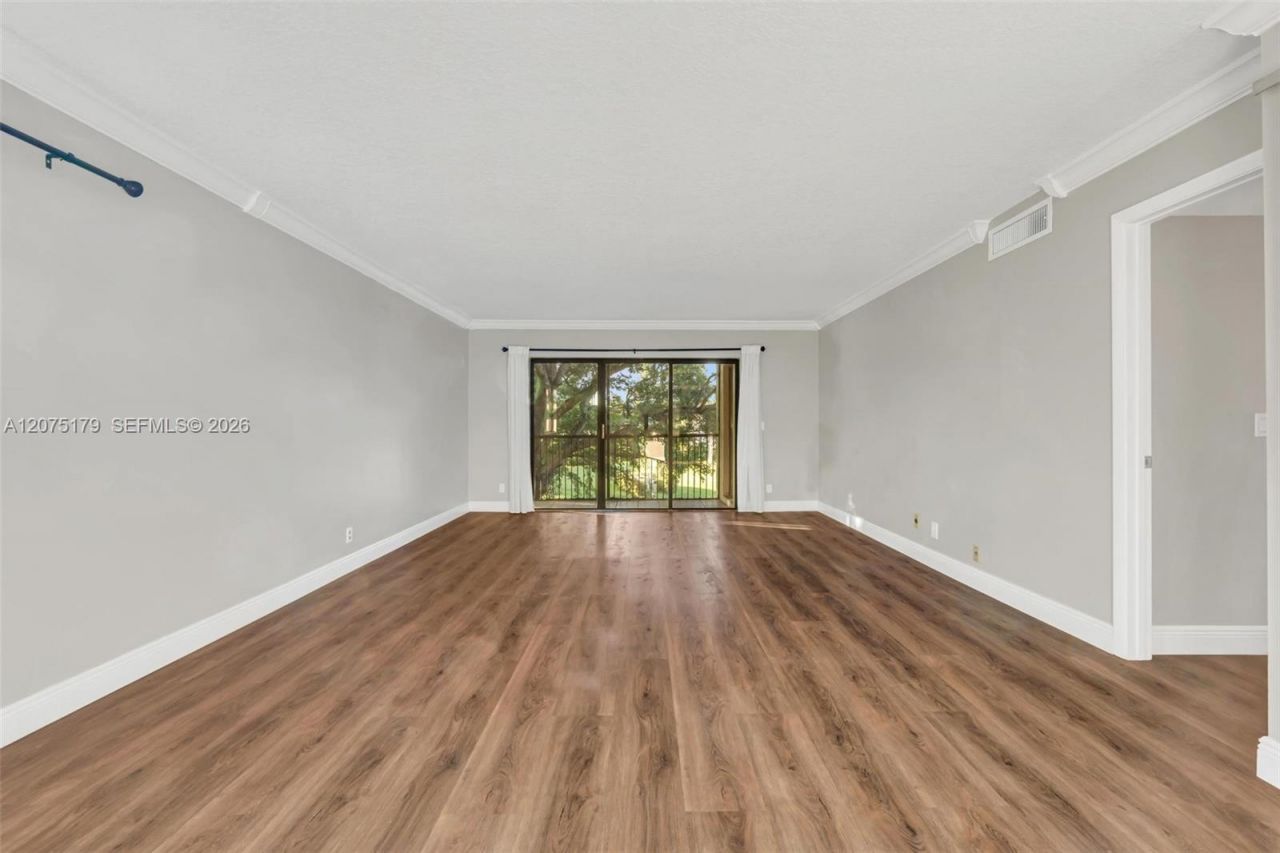 402 Lakeview Dr , Unit 201, Weston, FL 33326 Photo