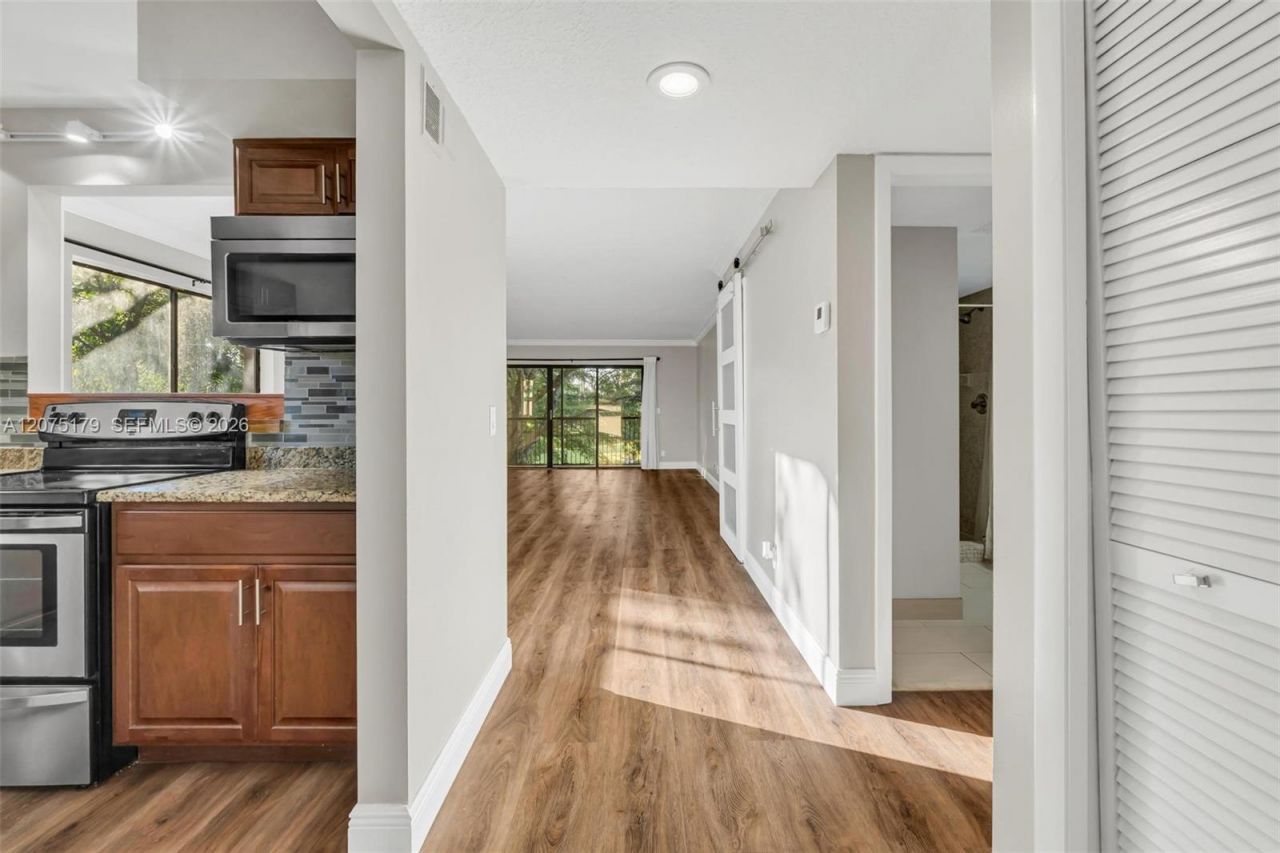 402 Lakeview Dr , Unit 201, Weston, FL 33326 Photo