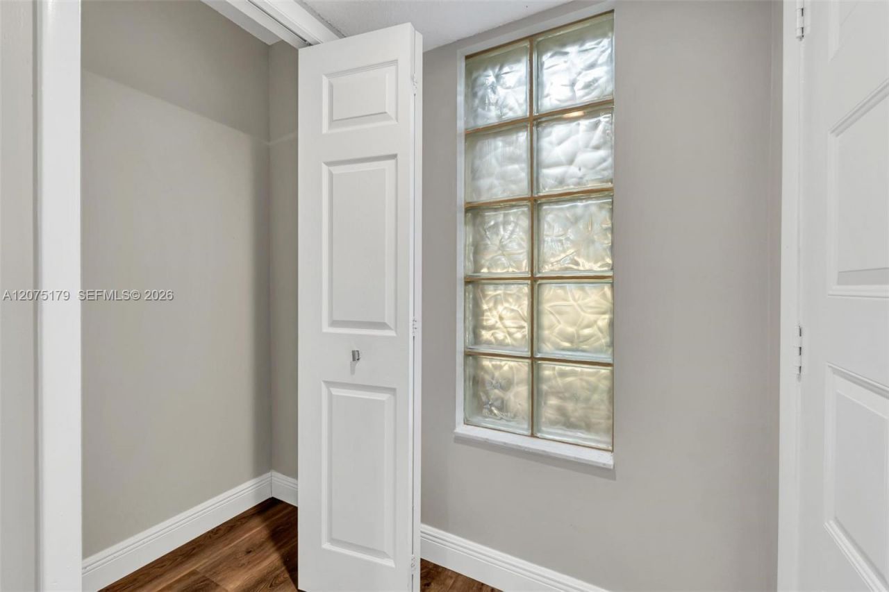 402 Lakeview Dr , Unit 201, Weston, FL 33326 Photo