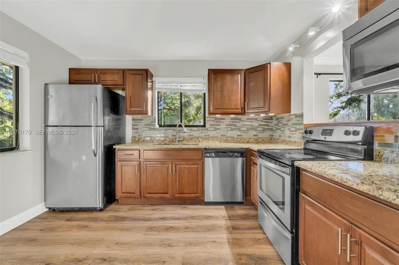 402 Lakeview Dr , Unit 201, Weston, FL 33326 Photo