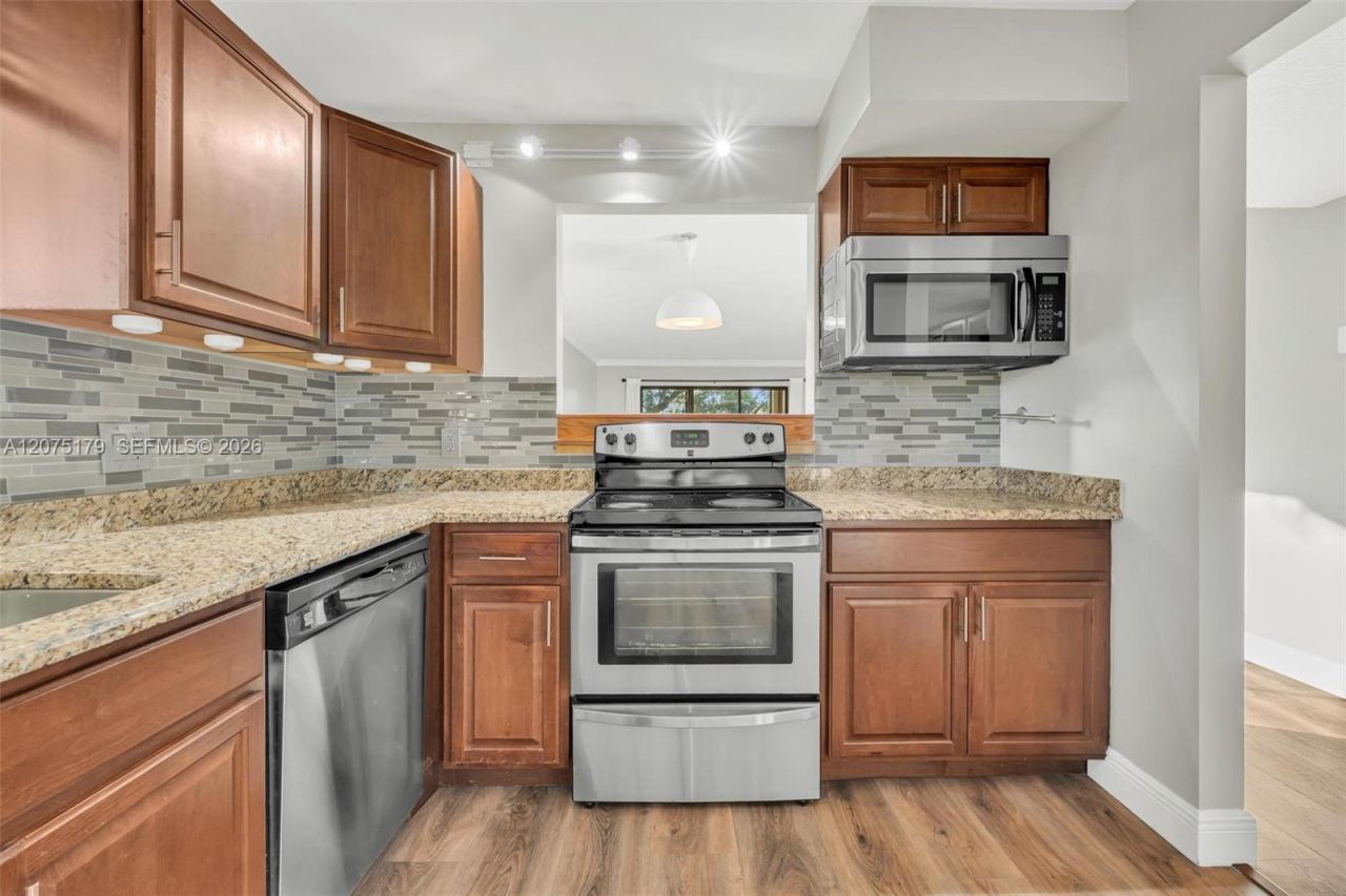 402 Lakeview Dr , Unit 201, Weston, FL 33326 Photo