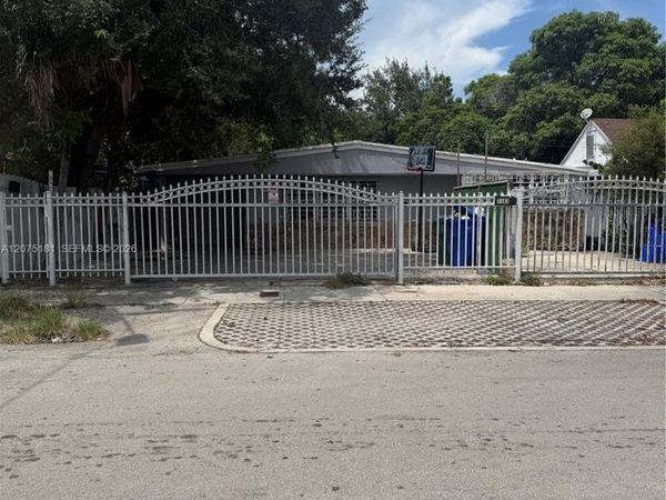 1345 NW 25th St , Miami, FL 33142