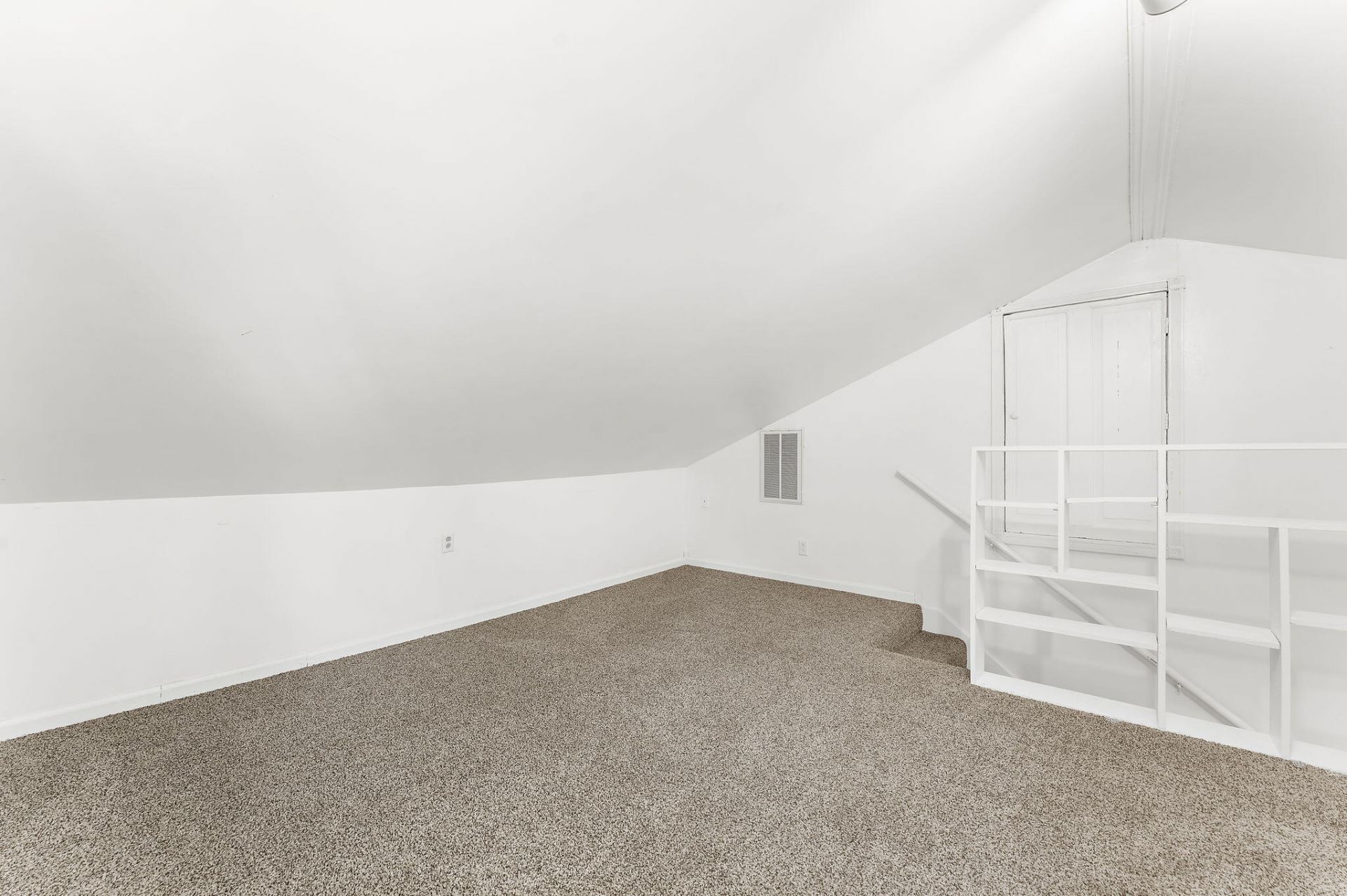 908 Searle Court Photo 13