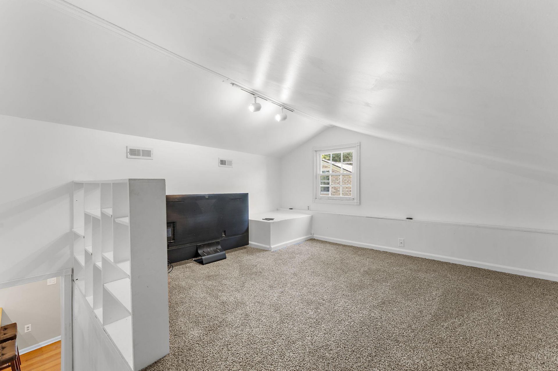 908 Searle Court Photo 14