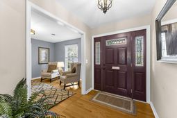 908 Searle Court photo 4
