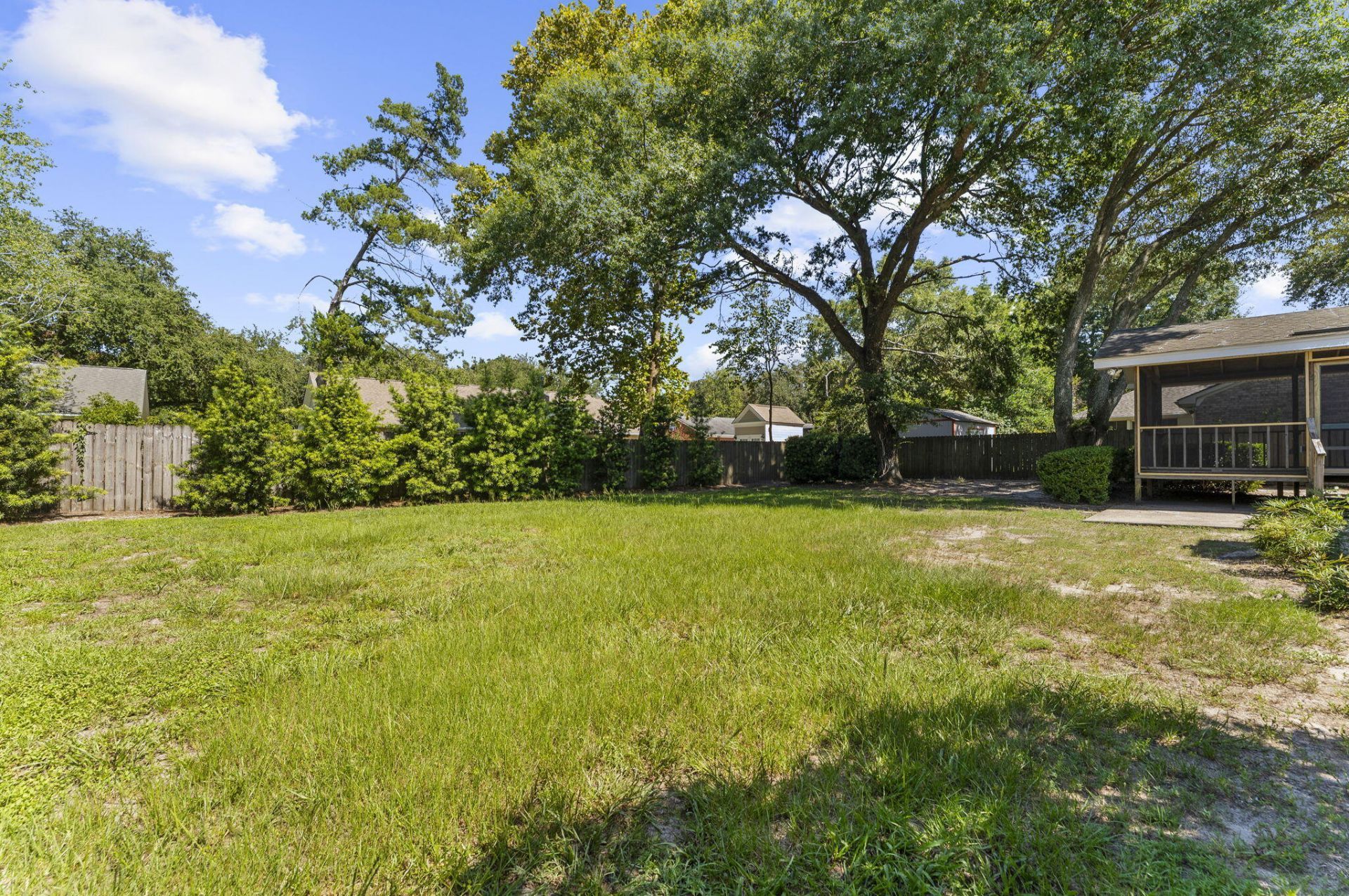 908 Searle Court Photo 40