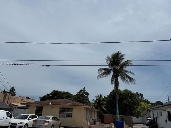 2124 NW 27th St , Miami, FL 33142