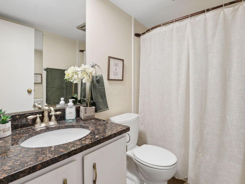 991 Manor Lane, Unit G, Columbus, OH 43221 Photo 14