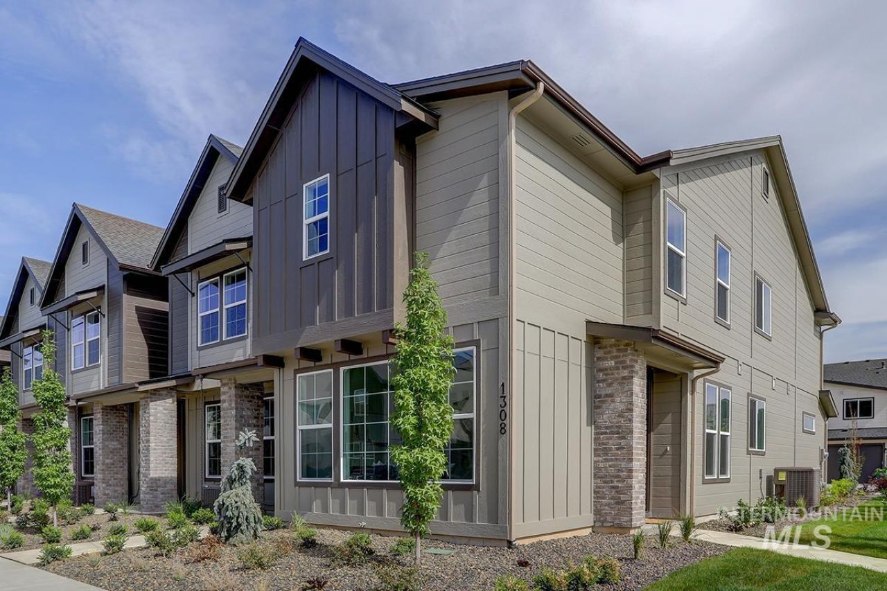 1366 And 1394 N Meadowglen Ave, Meridian, ID 83642 Main Photo