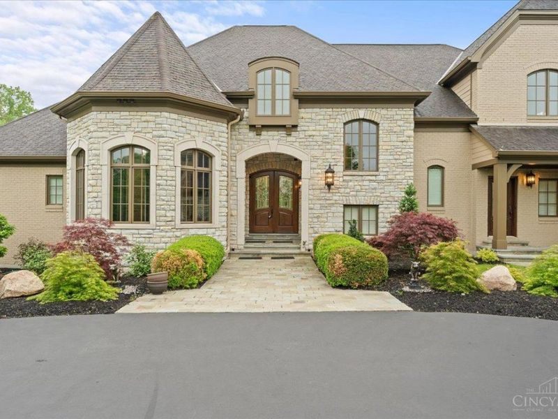9020 Whisperinghill Drive, Indian Hill, OH 45242 Photo 2