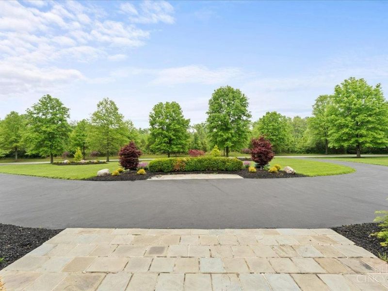 9020 Whisperinghill Drive, Indian Hill, OH 45242 Photo 3