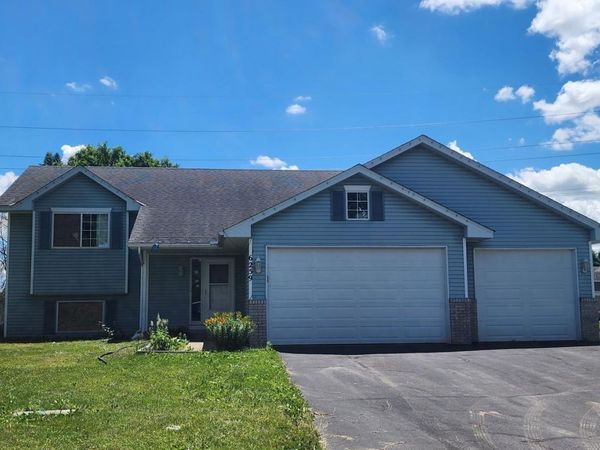 6259 Forest Boulevard Trail, Wyoming, MN 55092