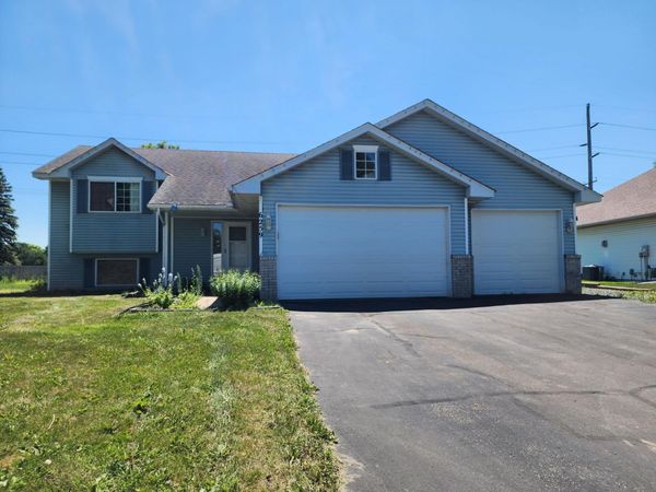 6259 Forest Boulevard Trail, Wyoming, MN 55092