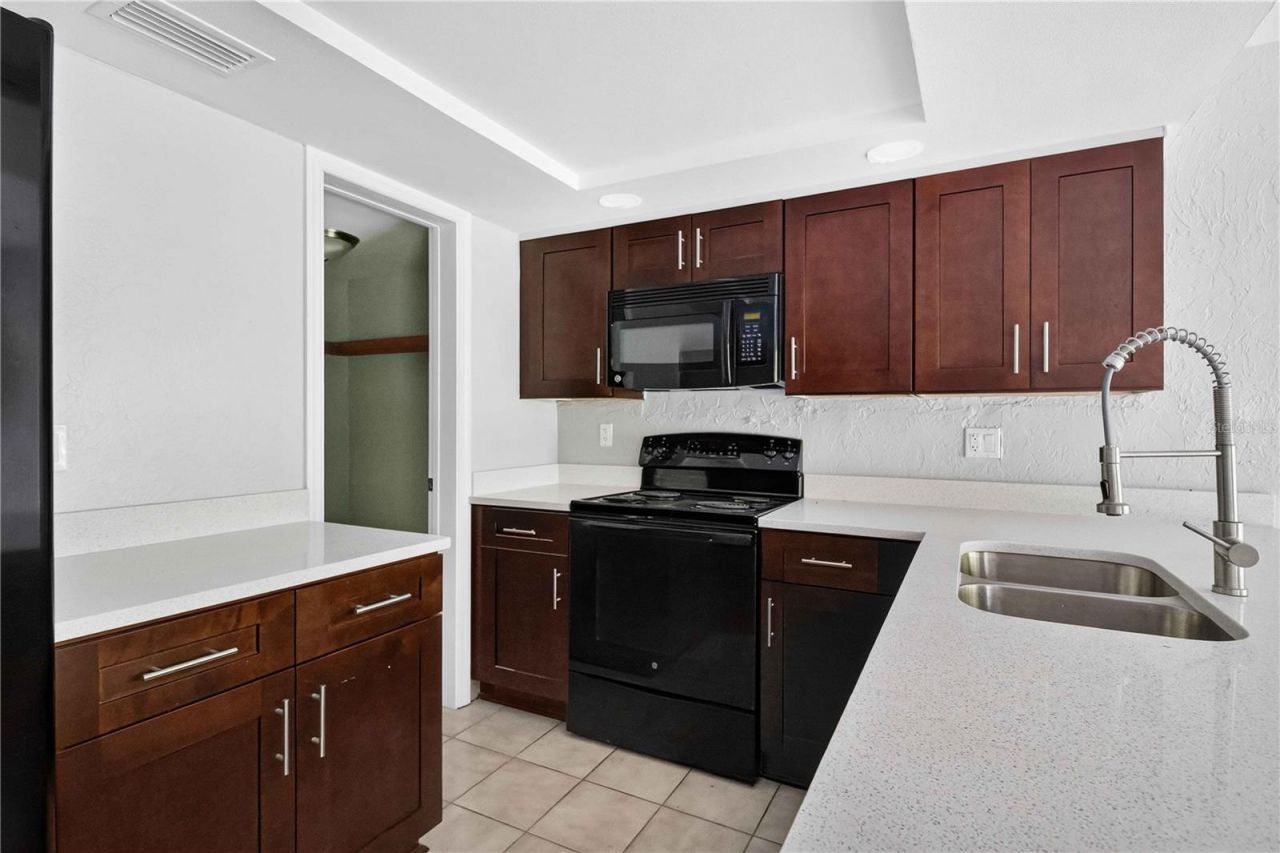 1125 Longfellow Way , Unit 125-B, Sarasota, FL 34243 Photo