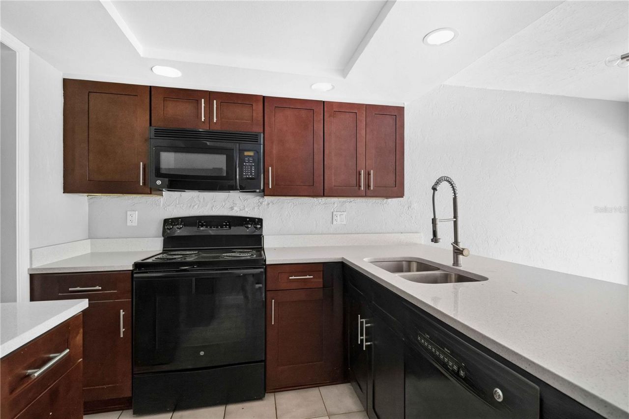 1125 Longfellow Way , Unit 125-B, Sarasota, FL 34243 Photo