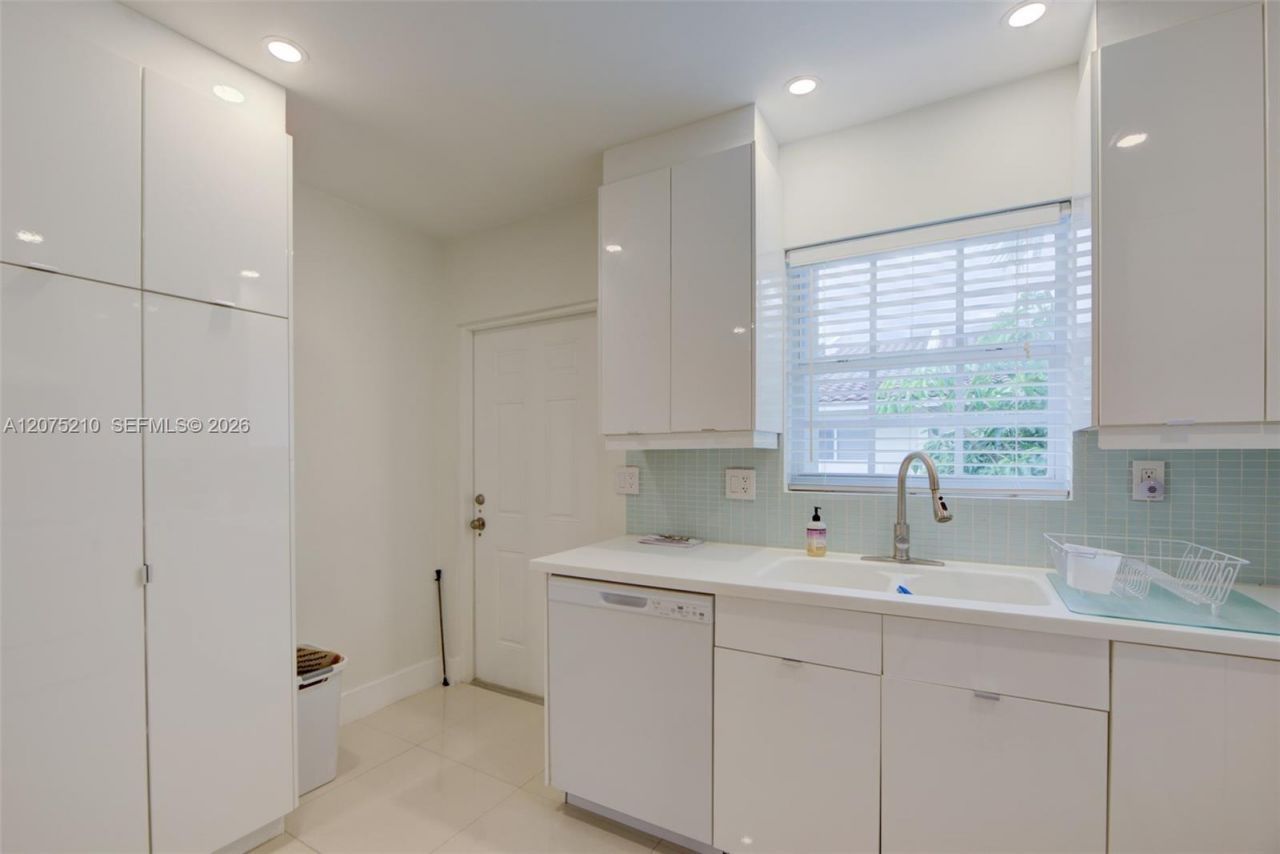 1125 99th St , Unit 12, Bay Harbor Islands, FL 33154 Photo