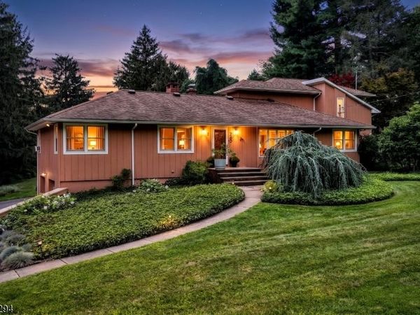 285 Sunset Rd, Pequannock, NJ 07444