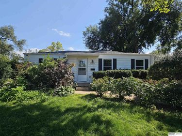 7735 Nicholas Circle, Omaha, NE 68114