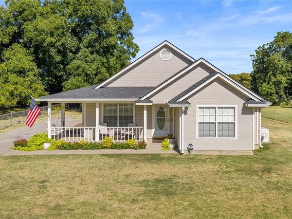 301 S Porch Street , Tioga, TX 76271