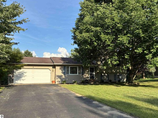 6228 Applewood Lane, Williamsburg, MI 00000