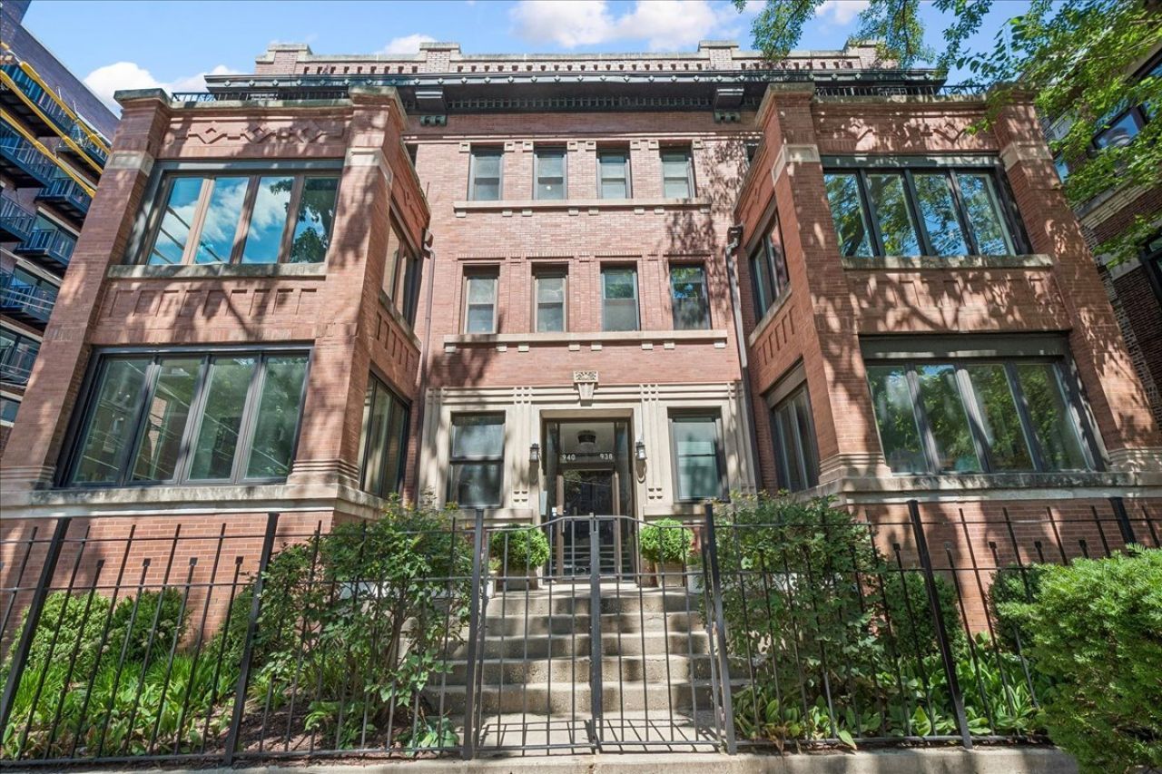940 W Carmen Avenue, Unit 3W, Chicago, IL 60640 Main Photo