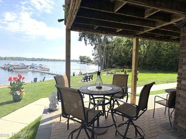 895 S Pontiac Trail Trail, Unit C101, Walled Lake, Mi 48390