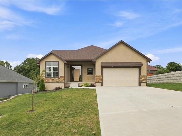 7402 Palmer Avenue, Kansas City, MO 64133