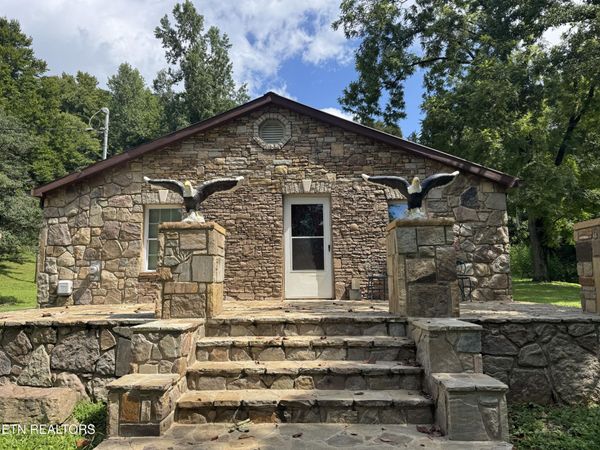 557 Half Moon Rd, Oliver Springs, TN 37840