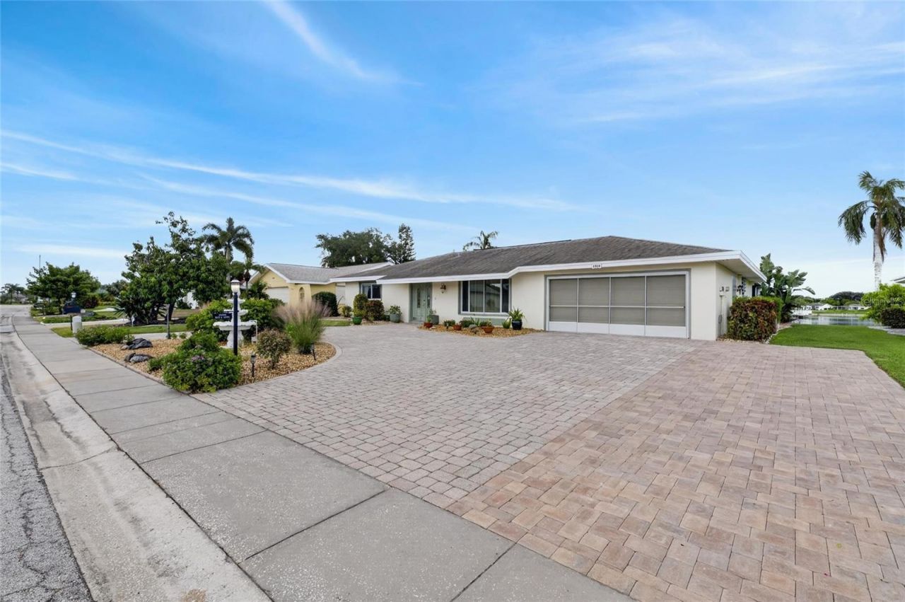 1516 New Bedford Drive , Sun City Center, FL 33573 Photo