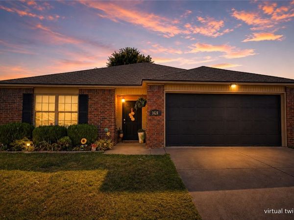 1424 S Spritz Drive, Fayetteville, AR 72701