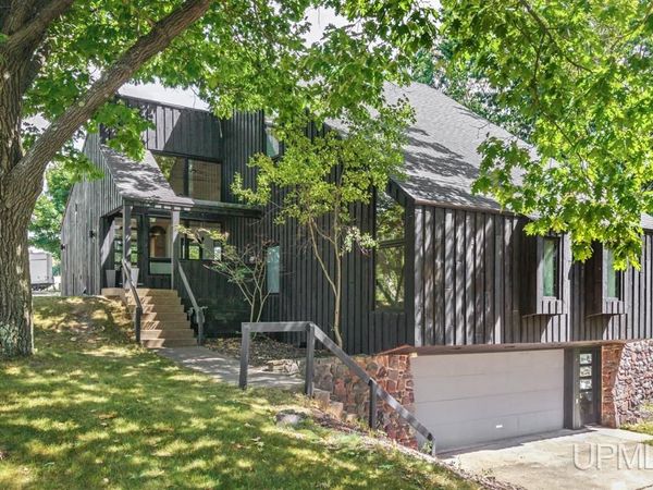 1035 E E Street, Iron Mountain, MI 49801