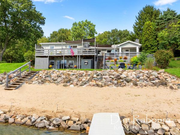 12645 Oakwood Shores Street, Wayland, MI 49348